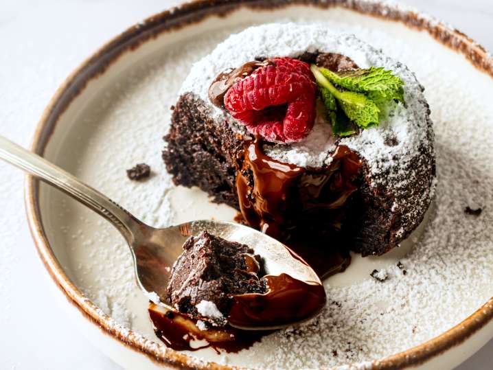 chocolate lava cake with raspberries | Classpop Shot