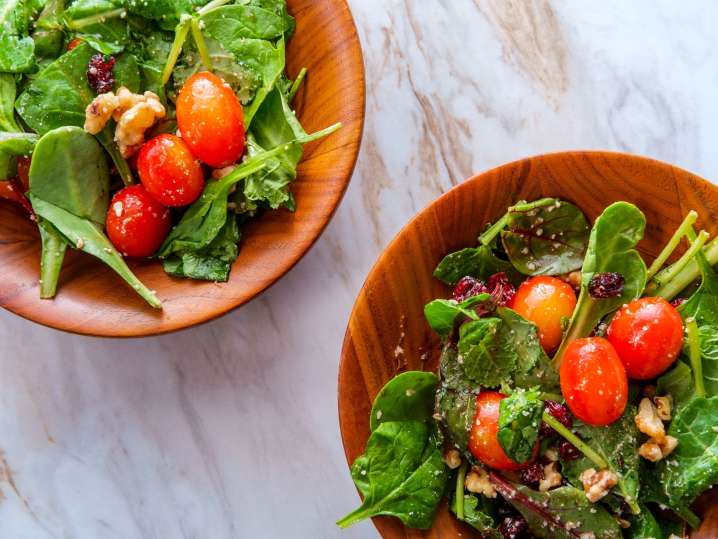 massaged kale salad with tomatoes and cranberries | Classpop Shot