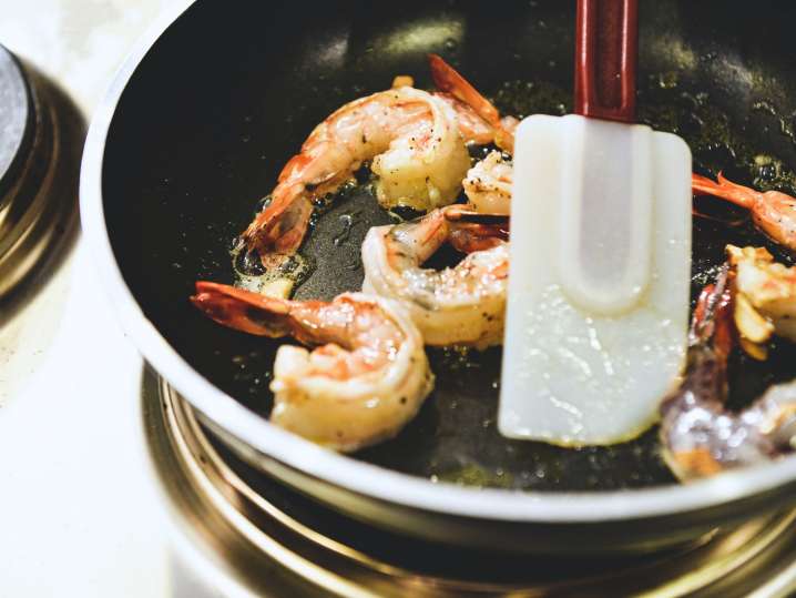 Cooking Prawns for Pad Thai | Classpop Shot