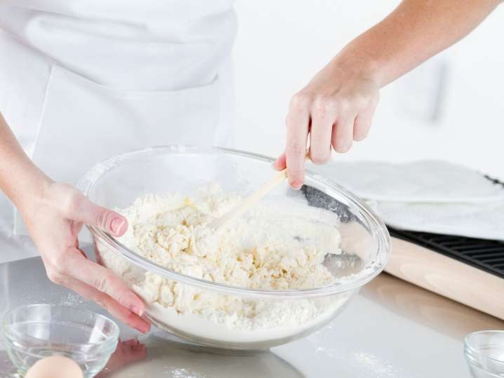 Mixing batter for castagnaccio fritters | Classpop Shot