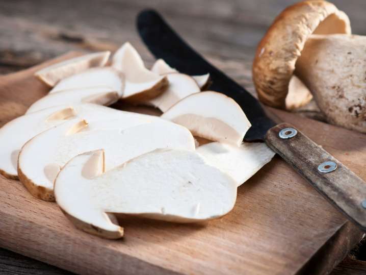 Cutting wild mushrooms | Classpop Shot