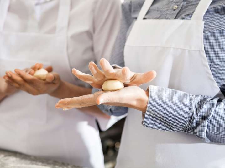 Rolling coconut sweets | Classpop Shot