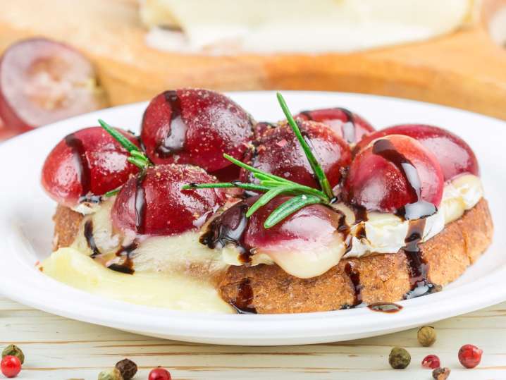 Olive Oil Crostini With Burrata and Roasted Grapes | Classpop Shot