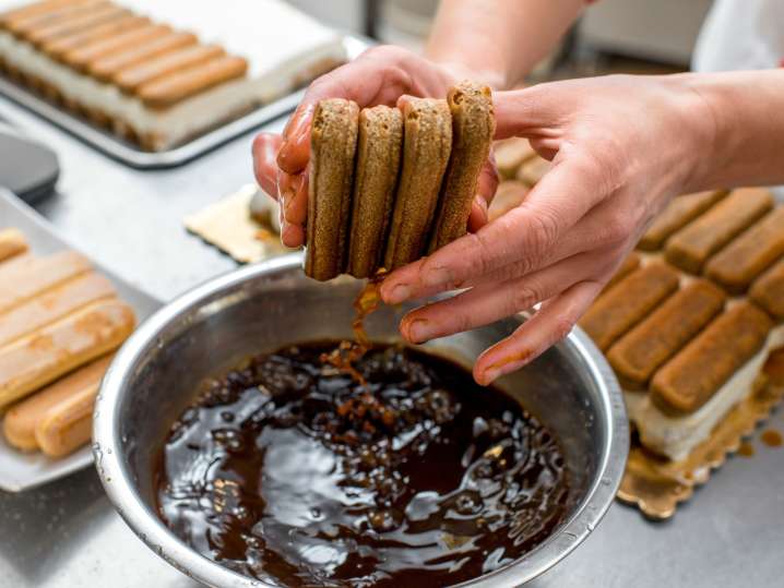 Soaking ladyfingers in coffee | Classpop Shot