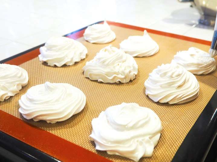 Baking meringues | Classpop Shot