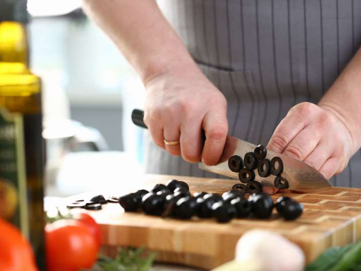 Cutting olives | Classpop Shot