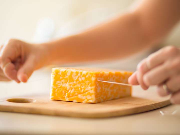 Cutting Spanish cheese | Classpop Shot