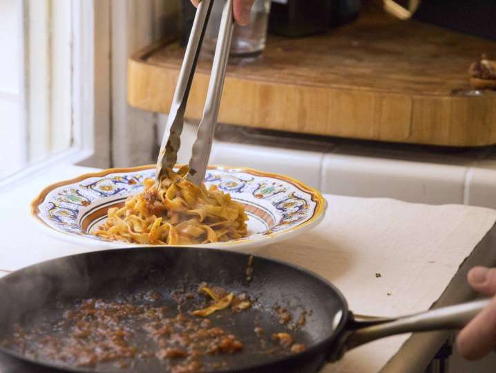 chef plating fettuccine with Amatriciana sauce | Classpop Shot