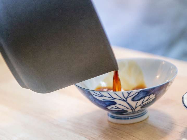 pouring sake | Classpop Shot