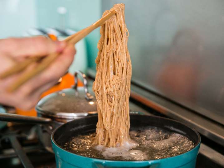 cooking lo mein noodles | Classpop Shot