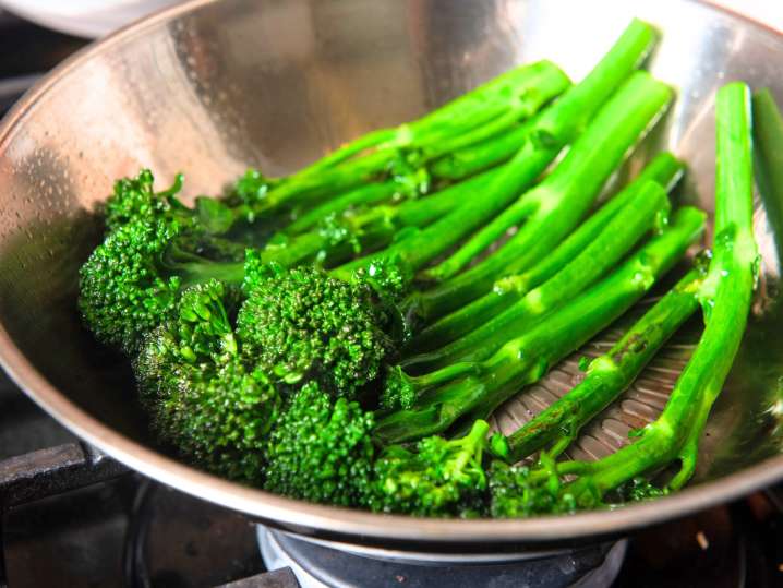 sauteeing broccoli | Classpop Shot