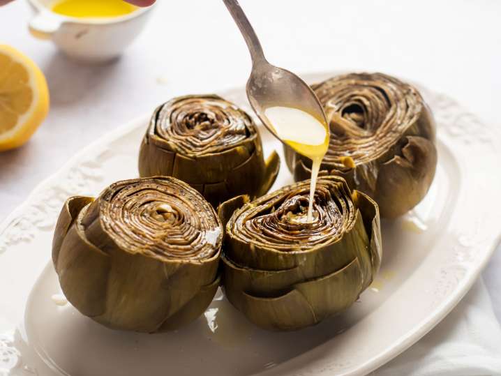 drizzling cooked artichokes with olive oil and lemon emulsion | Classpop Shot