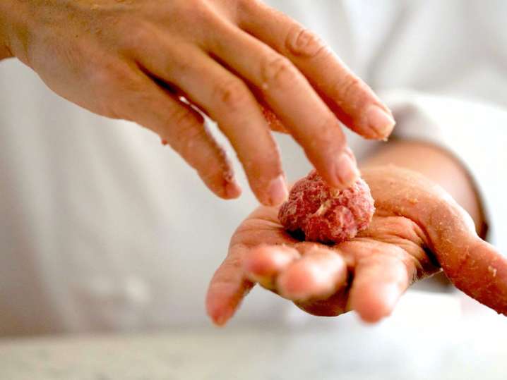 making Mondeghili meatballs by rolling them in hands | Classpop Shot