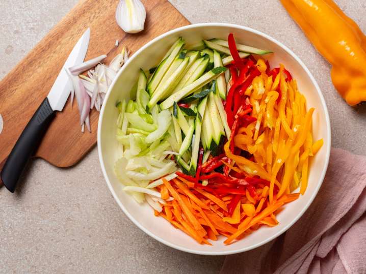 julienne cut vegetables in a bowl | Classpop Shot