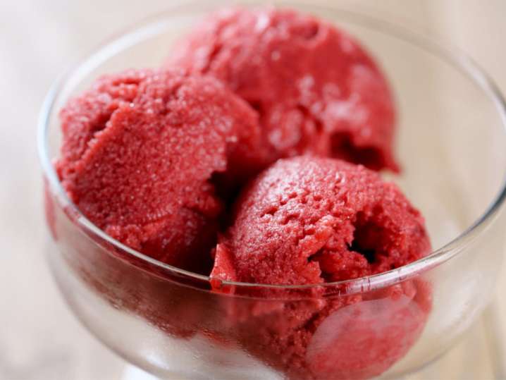 strawberry sorbet in a glass bowl | Classpop Shot