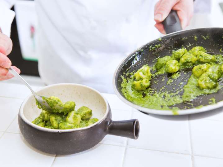 plating pesto gnocchi | Classpop Shot