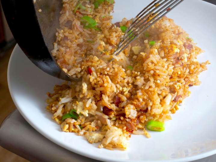 plating fried rice on a plate | Classpop Shot