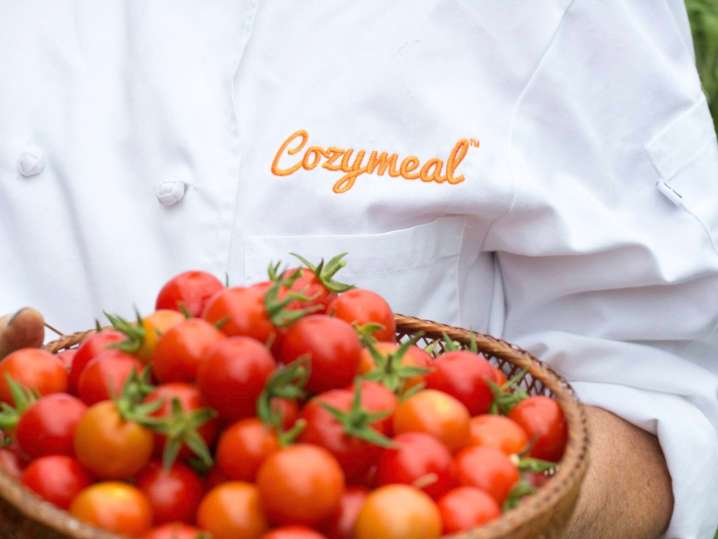 chef holding a plate with tomatoes | Classpop Shot