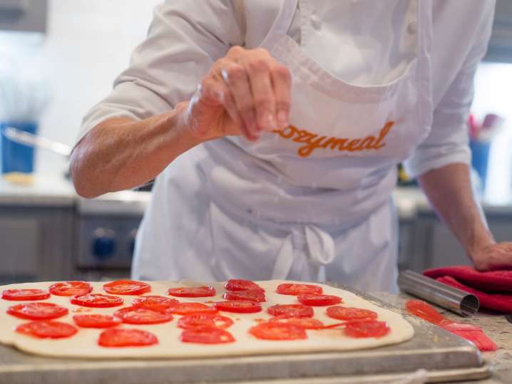 student making pizza with tomatoes | Classpop Shot