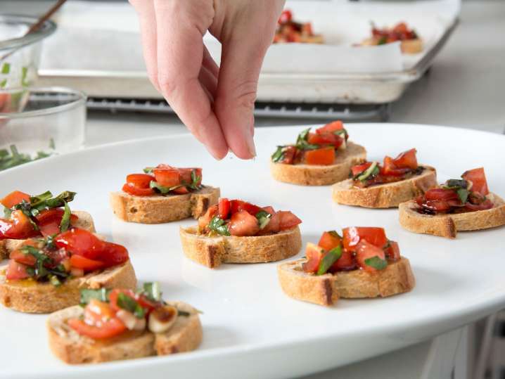 making bruschetta with tomato | Classpop Shot