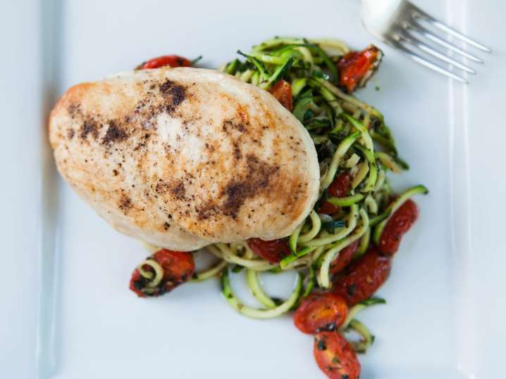 Seared chicken with zucchini noodles | Classpop Shot