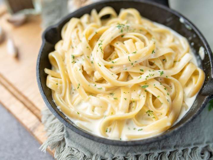 Fettuccine Alfredo pasta in a skillet pan | Classpop Shot