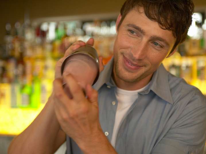 shaking a cocktail | Classpop Shot