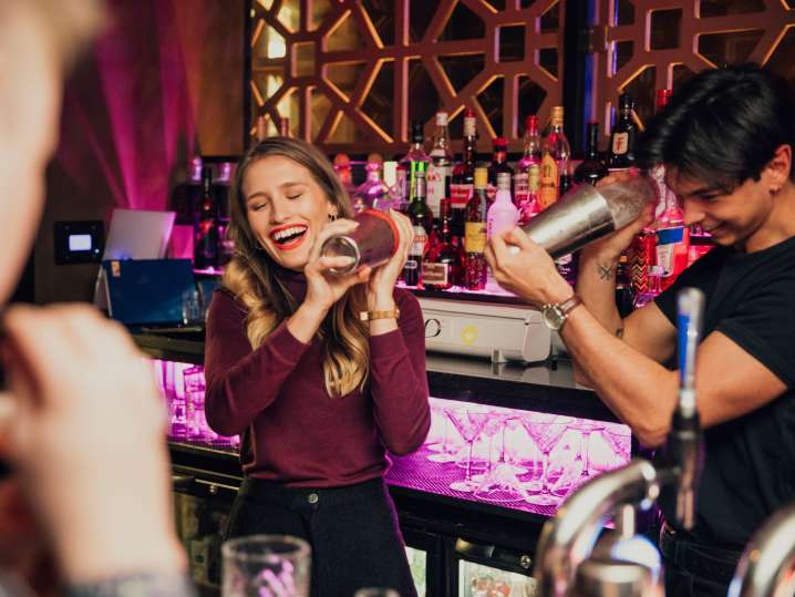 shaking cocktails together | Classpop Shot