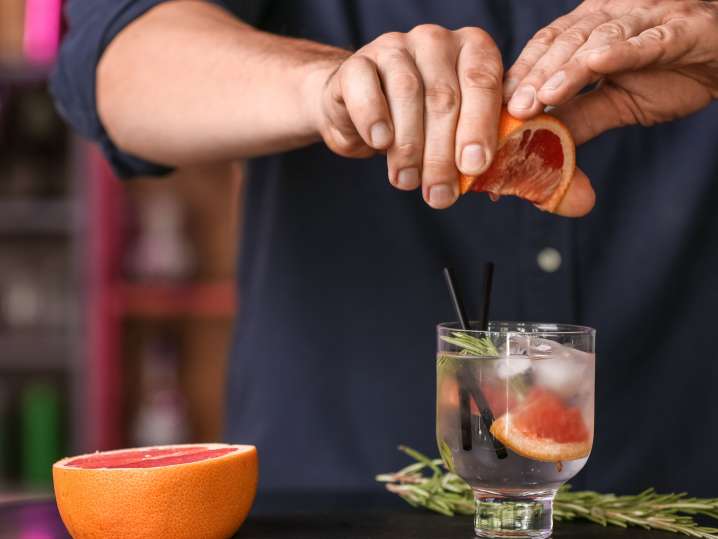 making cocktail with grapefruit | Classpop Shot