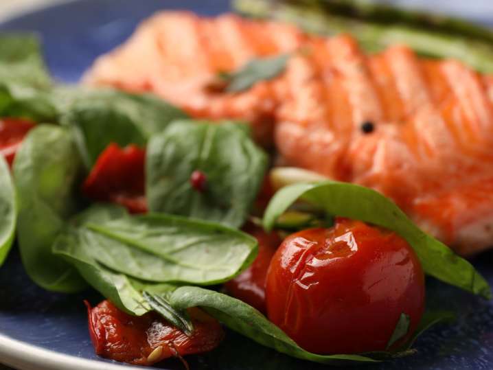 salmon with spinach and tomatoes | Classpop Shot