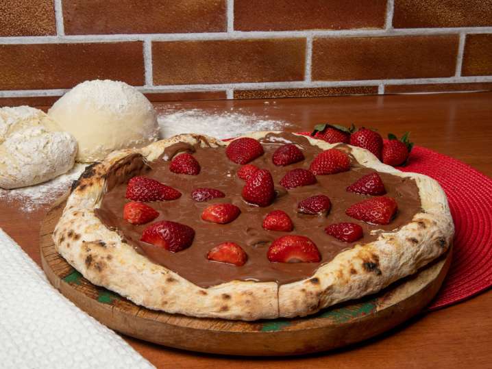 dessert chocolate pizza with strawberries | Classpop Shot