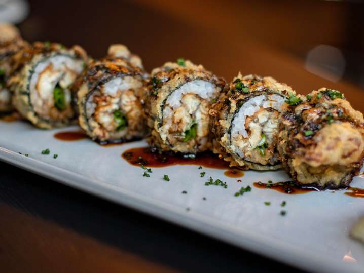 fried sushi roll with salmon | Classpop Shot