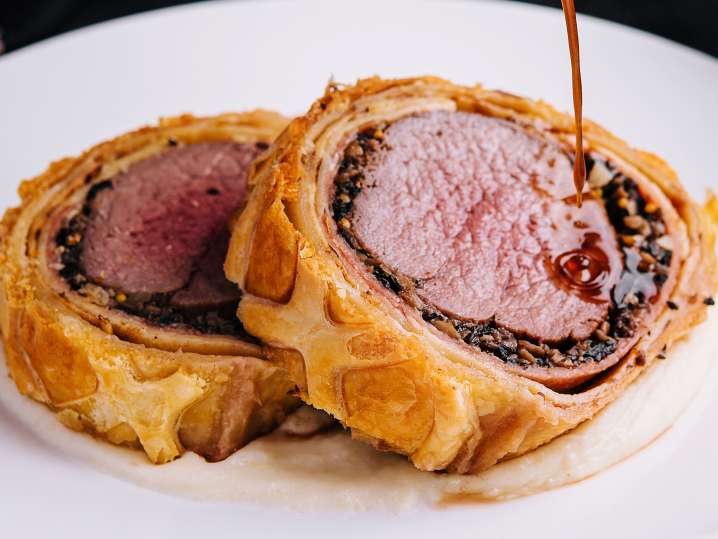 coating Beef Wellington in wine sauce | Classpop Shot
