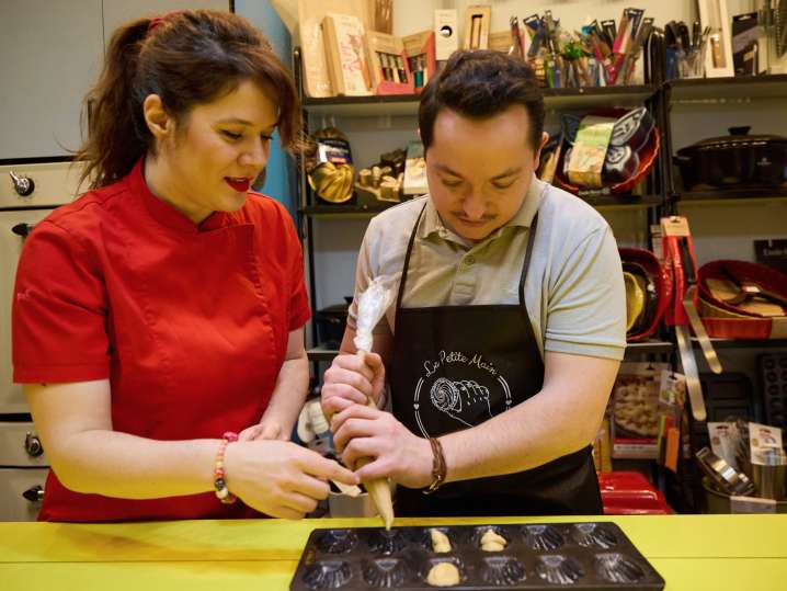 shaping canneles | Classpop Shot