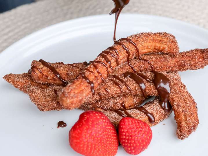 topping churros with chocolate | Classpop Shot
