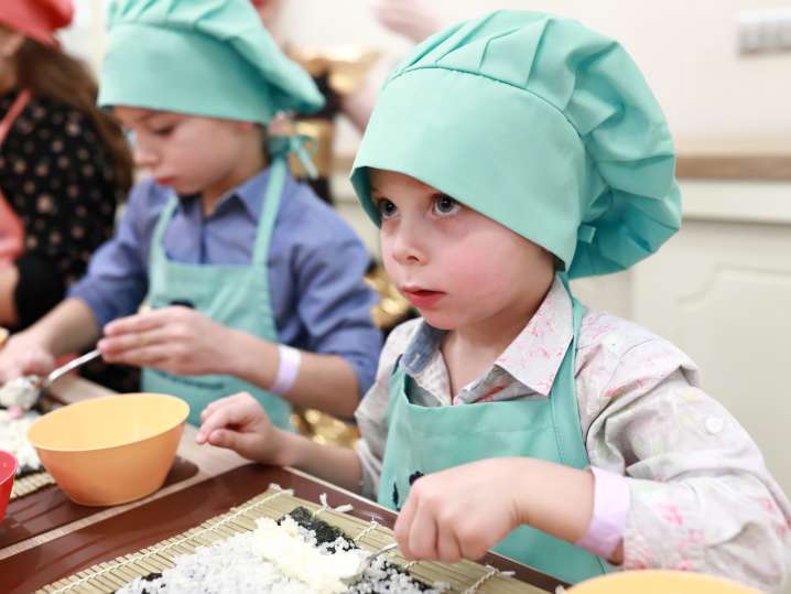 small kids are seasoning rice for sushi making | Classpop Shot