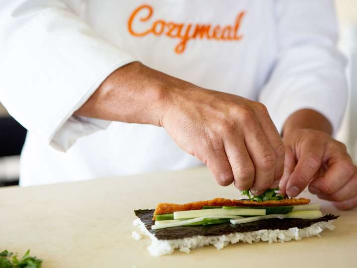 making veggie sushi roll | Classpop Shot
