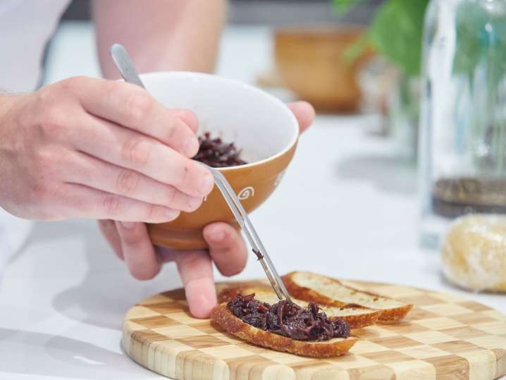 plating onion crostini | Classpop Shot