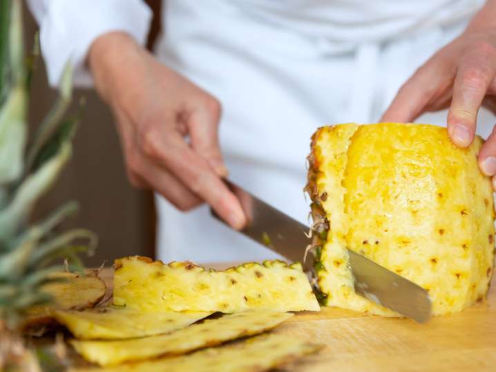 cutting pienapple | Classpop Shot