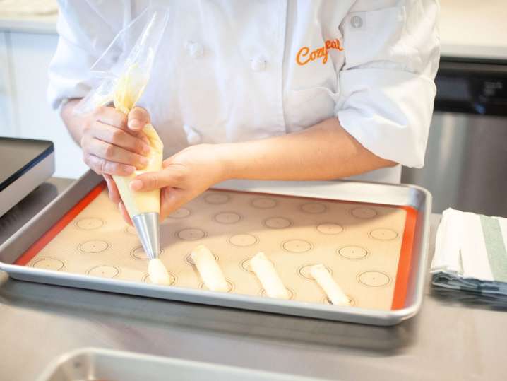 piping eclairs | Classpop Shot