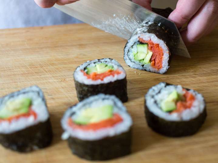 cutting sushi roll up close | Classpop Shot