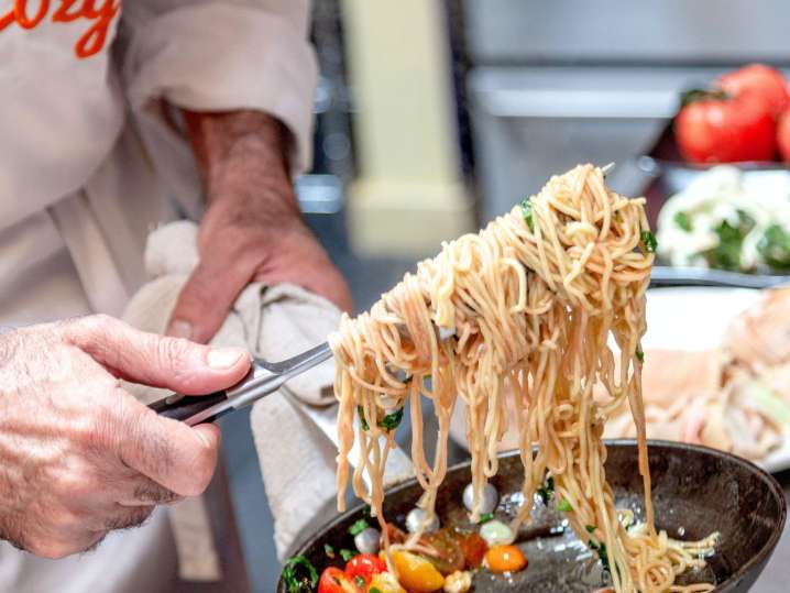 tossing spaghetti pasta in tomato sauce | Classpop Shot