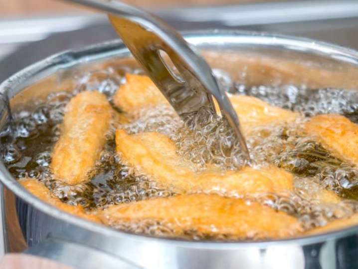 cooking churros in oil | Classpop Shot
