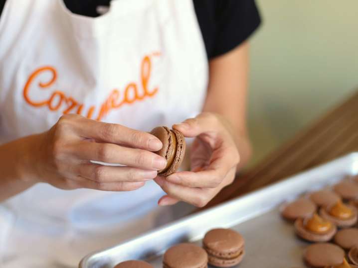 assembling chocolate macarons | Classpop Shot