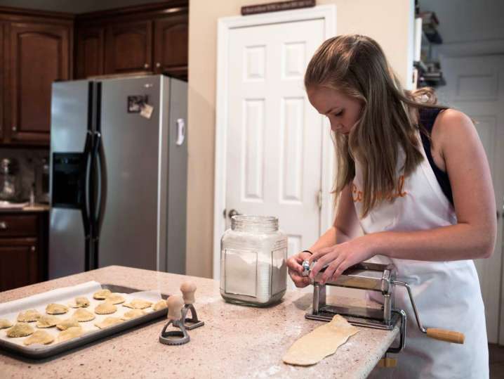 girl making pasta herself | Classpop Shot