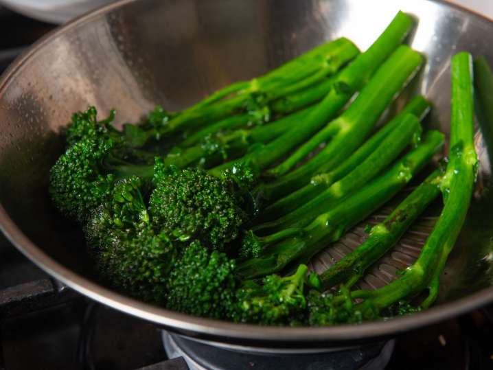 sautéing broccoli | Classpop Shot