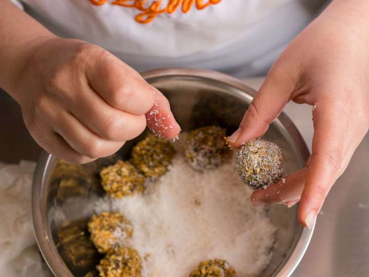 making energy balls | Classpop Shot