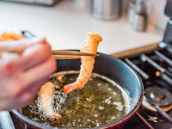 frying tempura prawns in oil | Classpop Shot
