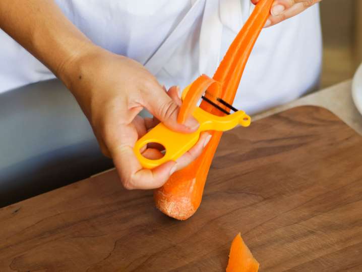 peeling carrots | Classpop Shot