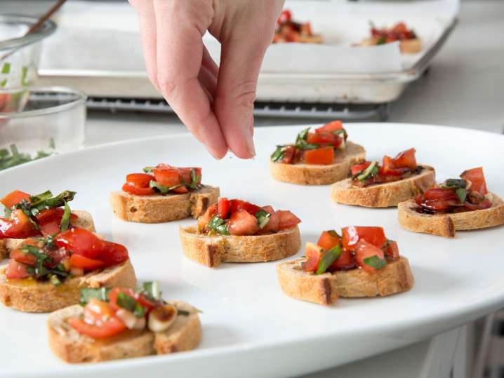 plating tomato bruschetta | Classpop Shot